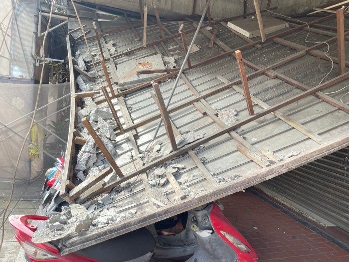 快訊/台北市騎樓天花板「整片崩落」 3機車被砸受損 60 S 93675526 0 | 社會 社會 記者爆料網