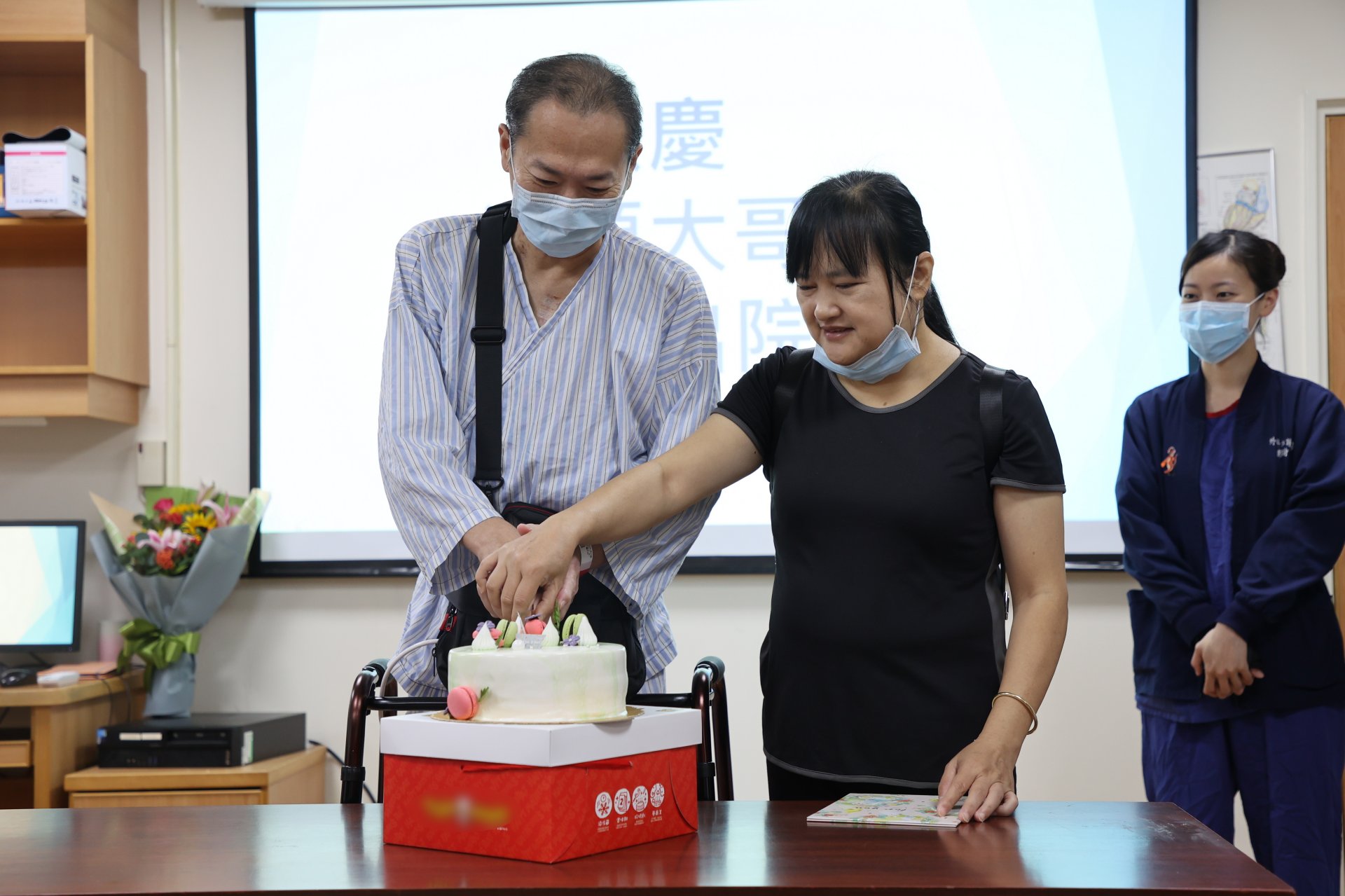 花蓮慈濟醫院團隊送上蛋糕,祝福趙先生重獲「心」生。