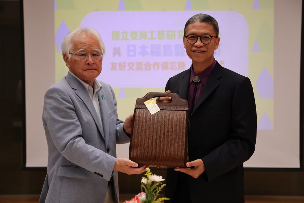 國立臺灣工藝研究發展中心透過簽屬雙方合作備忘錄與日本福島縣三島町持續工藝技術的交流,期待促進雙方地方工藝智慧的保存與工藝技術之發展,雙方彼此致贈禮品留念。(圖/工藝中心提供)