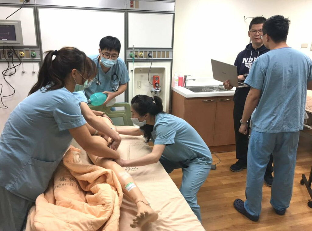 嘉基急診團隊運用假人進行高擬真情境訓練