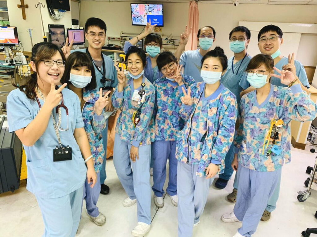 嘉基急診團隊運用假人進行高擬真情境訓練