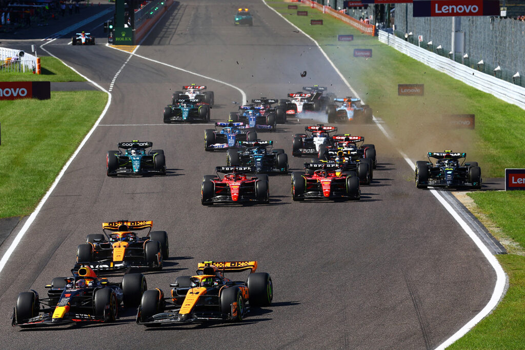兩屆世界冠軍Max Verstappen自竿位起步,在首圈成功防守,歷經安全車和虛擬安全車