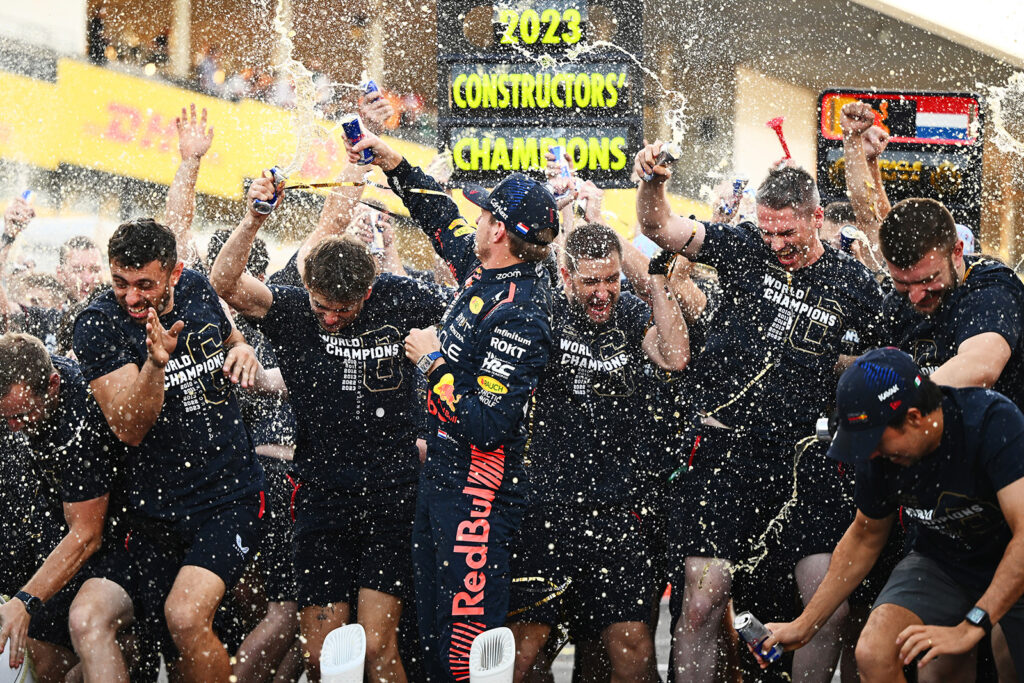 :Max Verstappen車隊團隊共同完成冠軍賽季,為勝利瘋狂慶祝!(Red Bull提供)