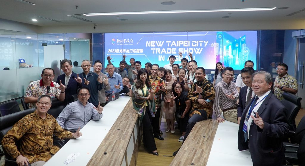 新北出口拓銷團前往印尼「雅加達智慧城市發展局」，交流智慧城市發展策略前排中左經發局盛筱蓉副局長、前排中右雅加達智慧發展局YudhistiraNugraha局長。(圖/新北市政府提供))