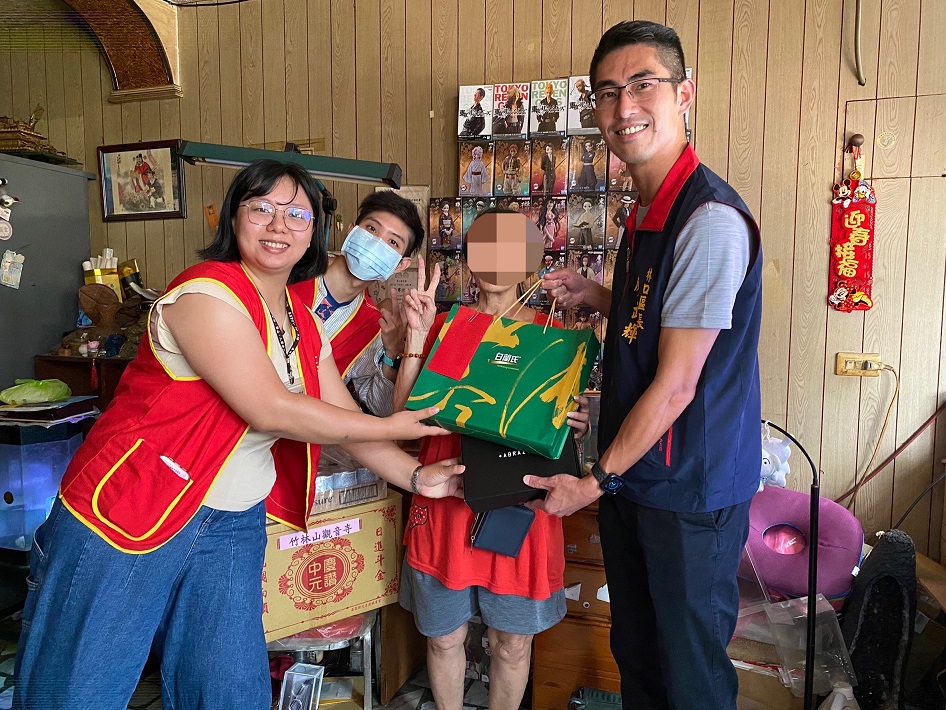林口區長致贈萊爾富牛奶兌換券、月餅禮盒、雞精禮盒、生活用品組等關懷品。(圖˙/新北市政府提供)