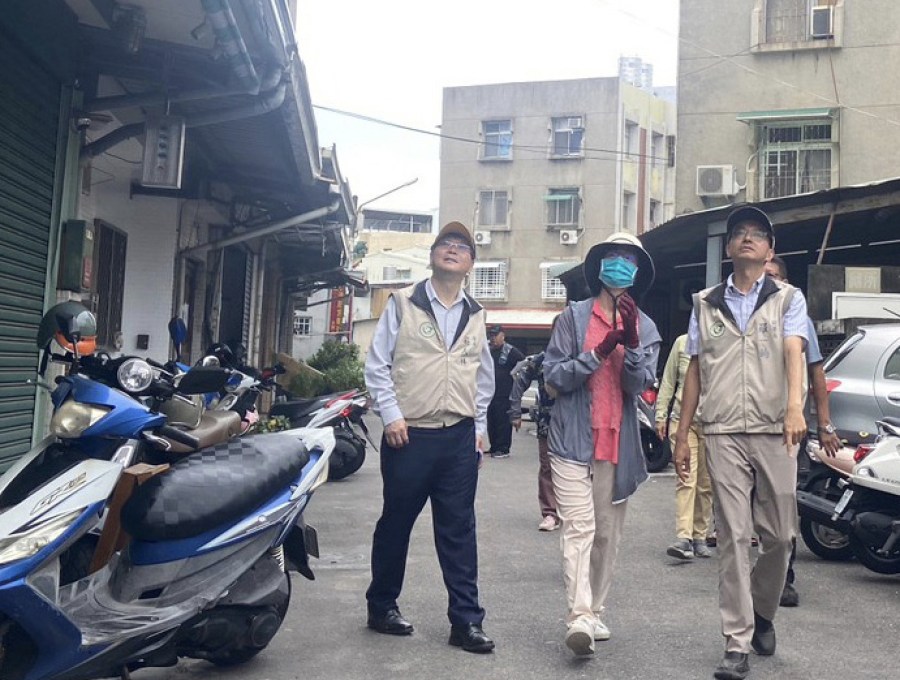 沒戴安全帽爬屋頂查孑孓 羅一鈞認錯了!直呼「我的疏忽、在此致歉」 206 沒戴安全帽爬屋頂查孑孓 羅一鈞認錯了!直呼「我的疏忽、在此致歉」 205
