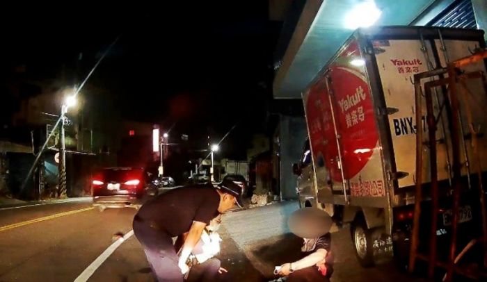 醉漢路倒彎道險象環生 埒內警助平安返家