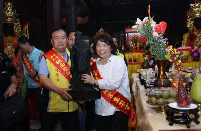 為祭孔典禮準備 嘉市鎮南聖神宮迎孔子聖像遶行護佑學子
