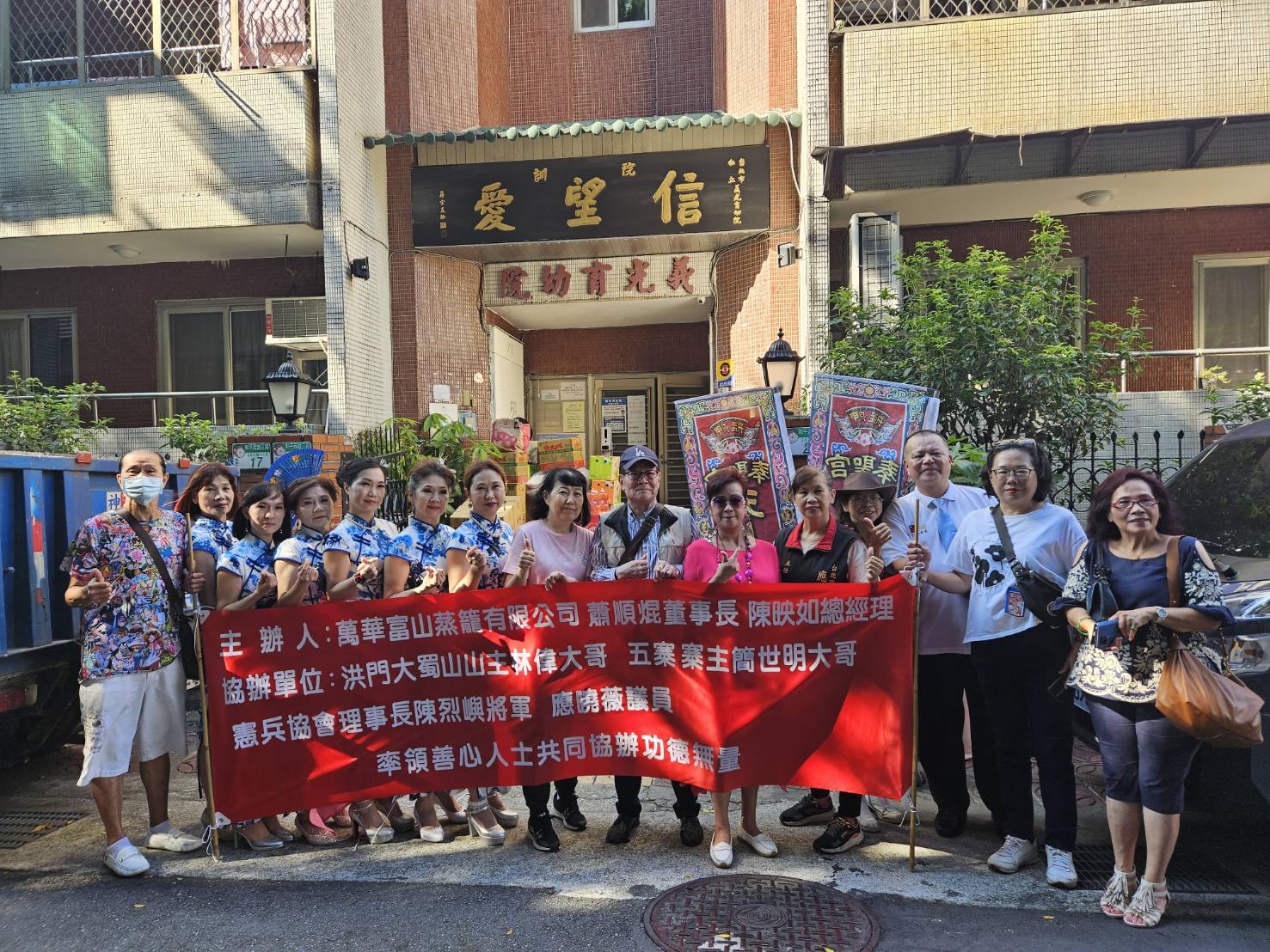 「富山蒸籠」陳映如(莘蒂)前往「義光育幼院」,捐贈日常所需的物資,同時送上應景月餅和柚子,為院童們帶來一個溫馨的中秋佳節。(記者黃荷琇攝)