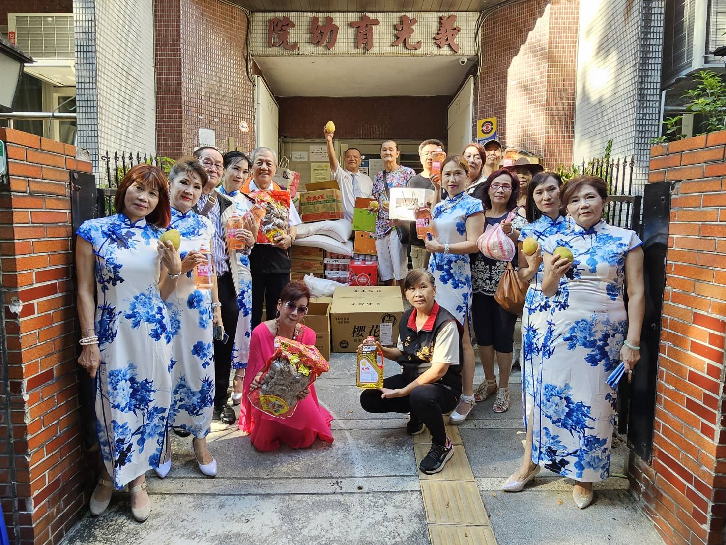 此活動邀請了中華民國憲兵校友協會的陳烈嶼理事長、洪門林偉、簡世明、王明智、高木山等善心人士共襄盛舉。(記者黃荷琇攝)