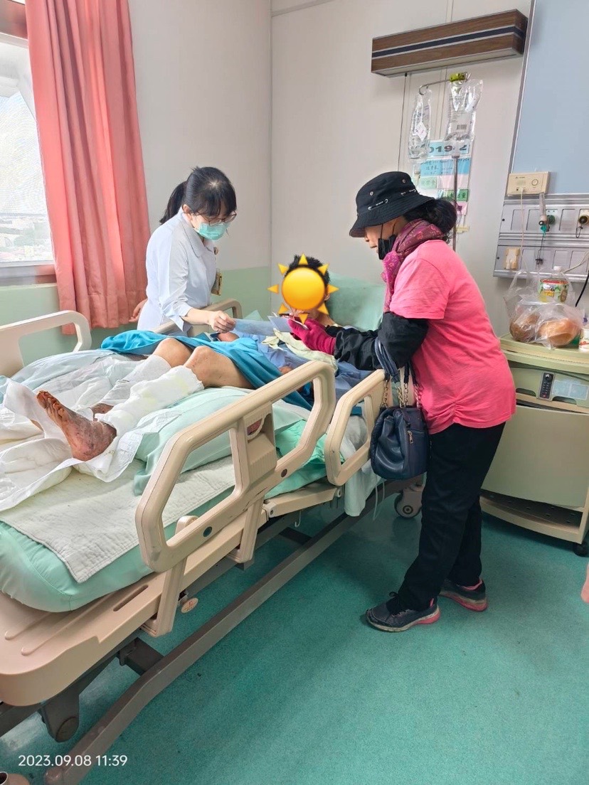 雙腳長蛆街友經陳女及護理長多次勸導菜願意接受治療。(院方提供)