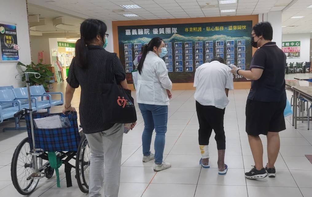 雙腳長蛆街友經部嘉醫院醫治照護佝髏身軀走出部嘉接受安置。(院方提供)