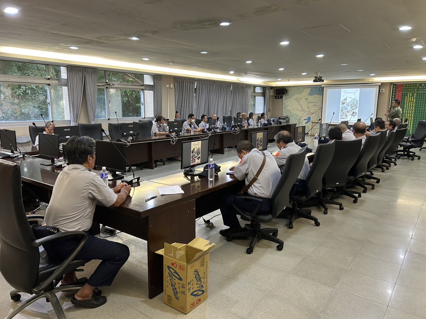 基隆市後備指揮部黃動員士講授全民國防課程。（記者薛秀蓮翻攝）