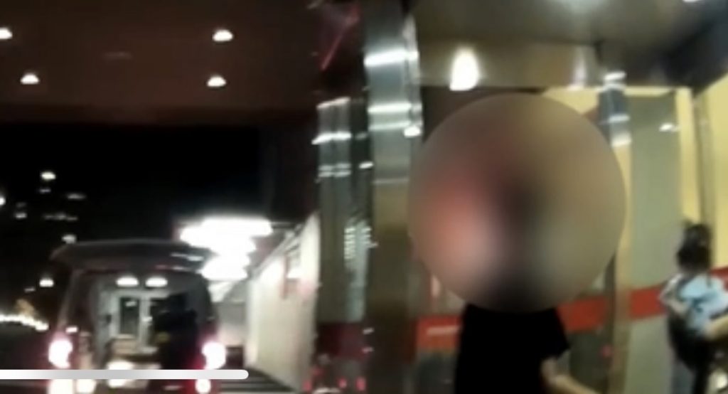 在最短的時間護送昏迷的女童就醫，陳員溫言安撫女童父母情緒，吳爸爸及吳媽媽對於員警義不容辭的協助十分感激，頻表感謝之意。（記者 張艷君翻攝）