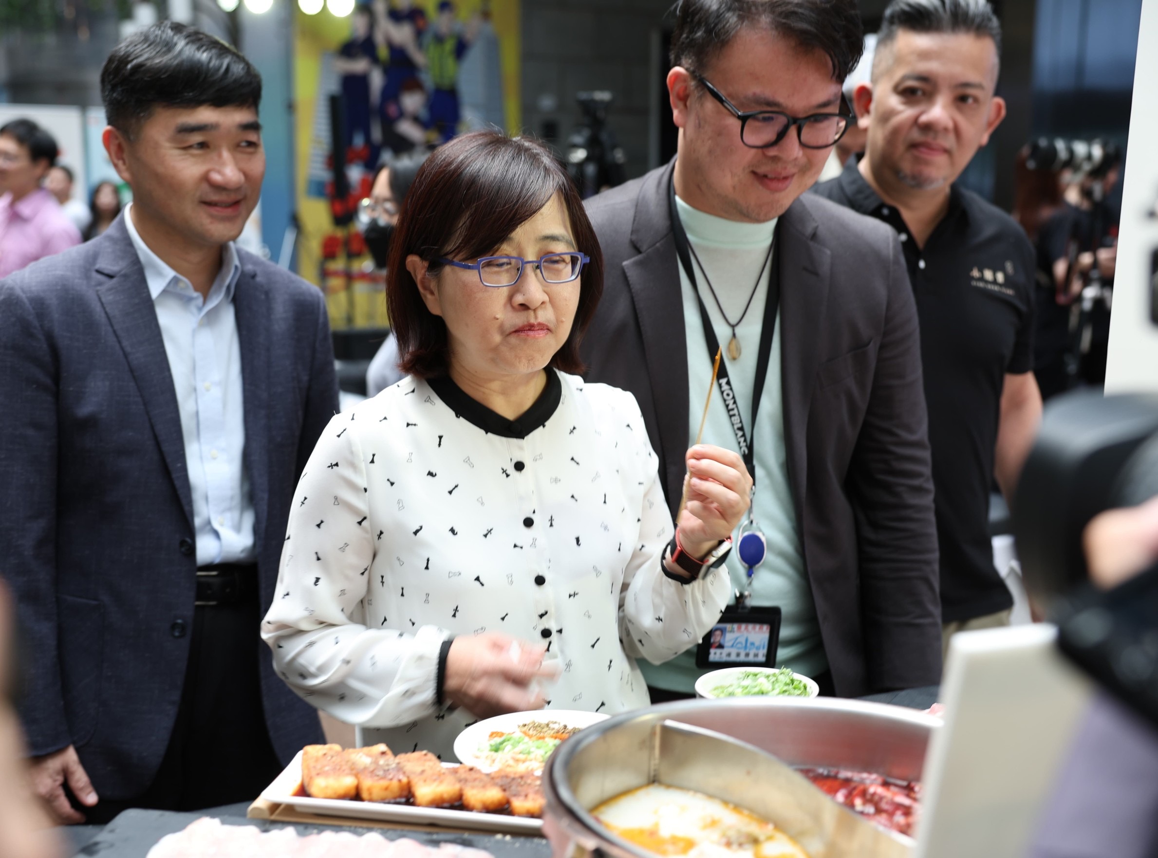 林奕華副市長參觀特色鍋物。(圖/台北市案政府提供)