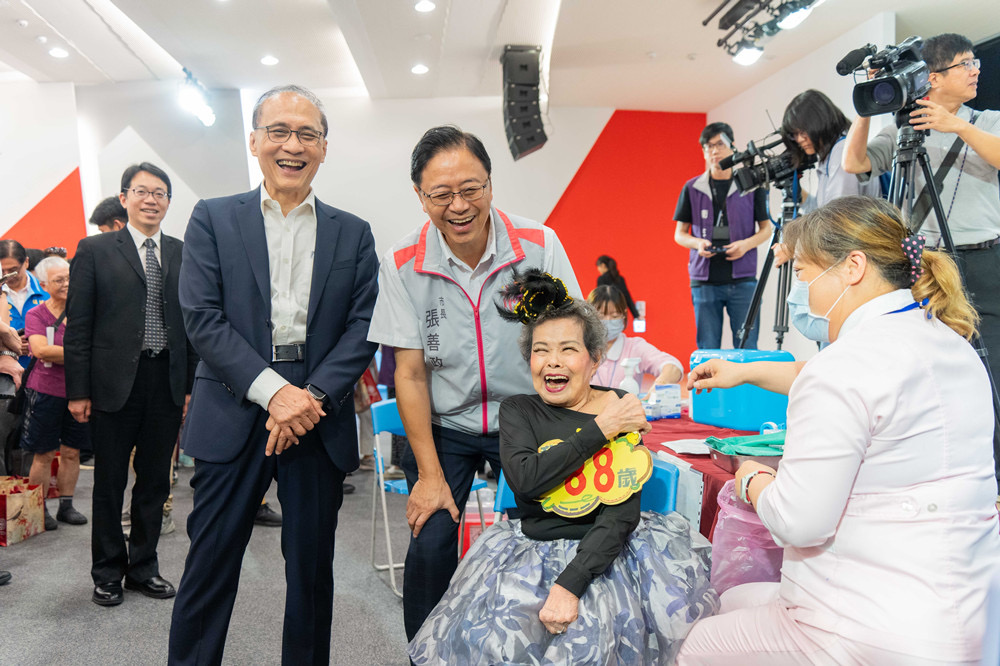 林全(左起)、張善政宣傳踴躍打流感疫苗,並與88歲剛打好疫苗的長者合影。(圖/台灣東洋提供)