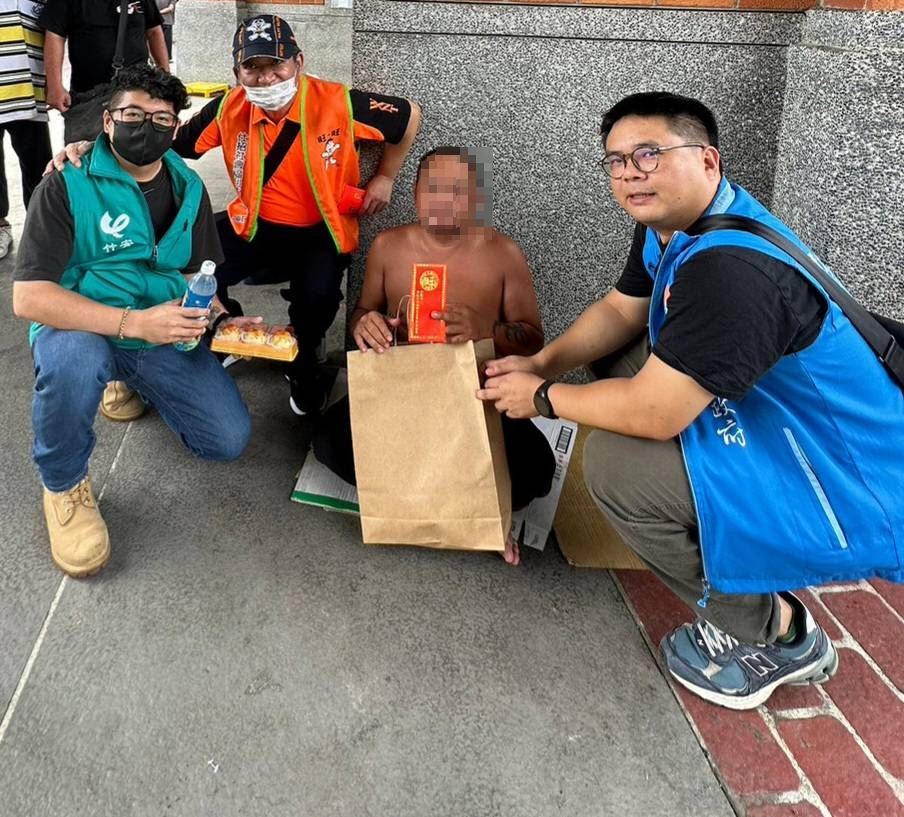秋節送禮金與月餅 竹縣府關懷街友與獨老