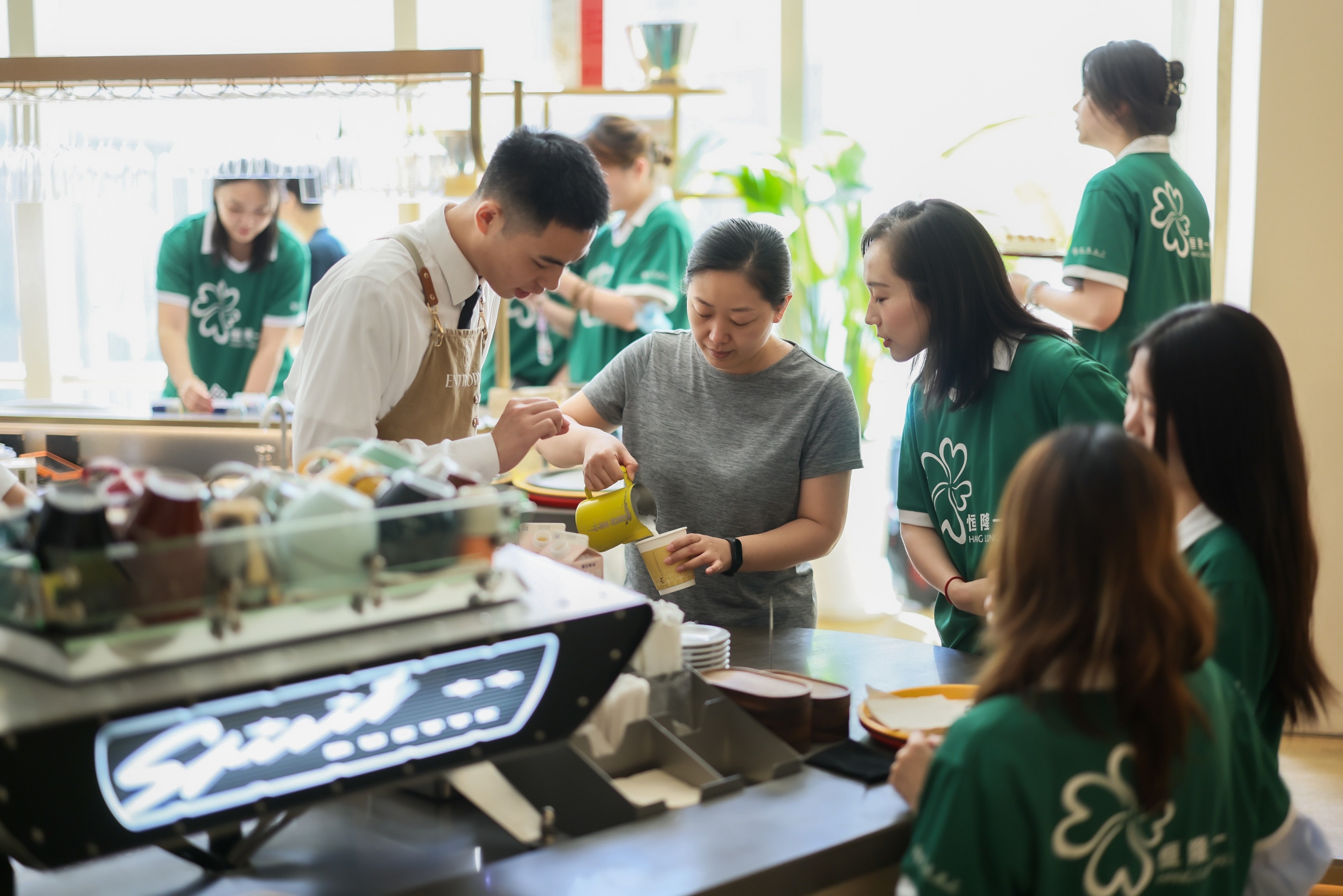 上海港匯恒隆廣場的義工隊聯同租戶為基層婦女舉辦咖啡拉花體驗工作坊，並品嘗特色甜品，讓她們得到放鬆休息