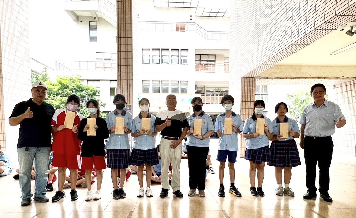 漾新聞|仁武高中傑出校友贈國一新生教師節入學禮 文具禮卷快樂學習趣