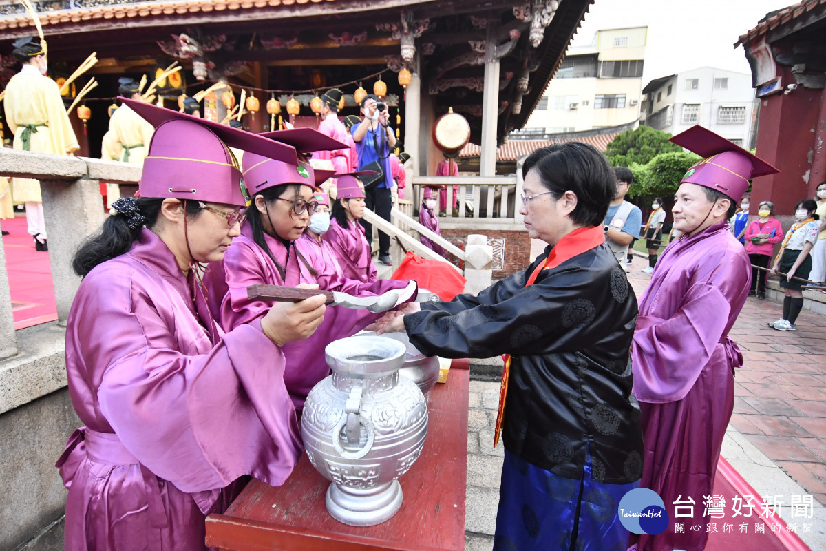 彰化各界「祭孔」循古禮獻六佾舞，縣長王惠美擔任正獻官。圖／記者鄧富珍翻攝