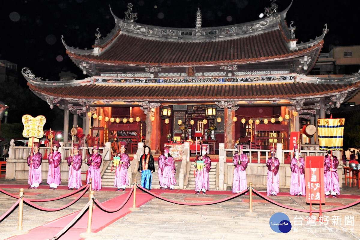 彰化各界「祭孔」循古禮獻六佾舞,縣長王惠美擔任正獻官。圖/記者鄧富珍翻攝
