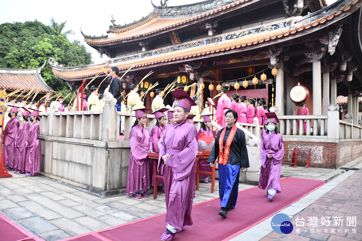 彰化各界「祭孔」循古禮獻六佾舞,縣長王惠美擔任正獻官。圖/記者鄧富珍翻攝
