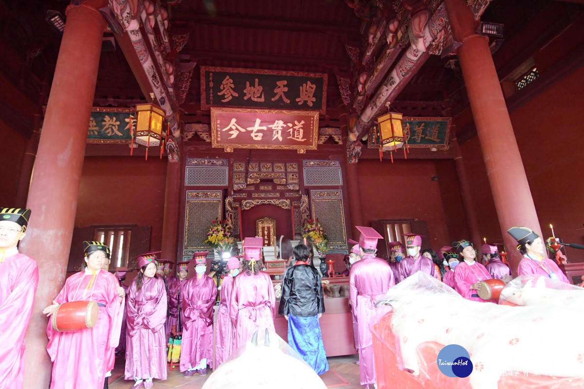 彰化各界「祭孔」循古禮獻六佾舞,縣長王惠美擔任正獻官。圖/記者鄧富珍翻攝
