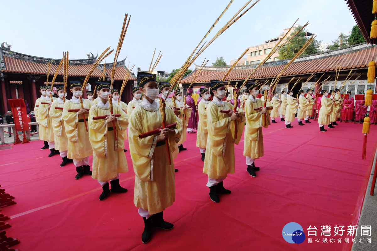 彰化各界「祭孔」循古禮獻六佾舞,縣長王惠美擔任正獻官。圖/記者鄧富珍翻攝