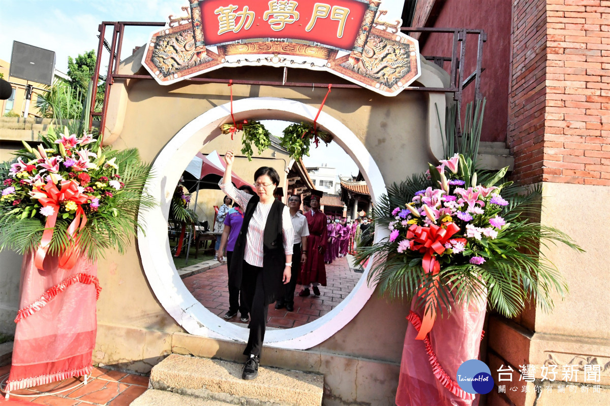彰化各界「祭孔」循古禮獻六佾舞,縣長王惠美擔任正獻官。圖/記者鄧富珍翻攝