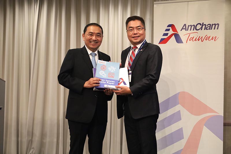 國民黨總統參選人侯友宜今（28）日前往台灣美國商會演講，獲美國商會會長施立成（右）的歡迎。圖／引自台灣美國商會臉書