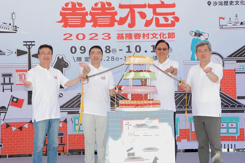 桃園市長張善政（右2）前往基隆參加舂村文化節，他與基隆市長謝國樑都被問及「藍白合」，表示只有如此才能達到政黨輪替。圖／引自謝國樑臉書