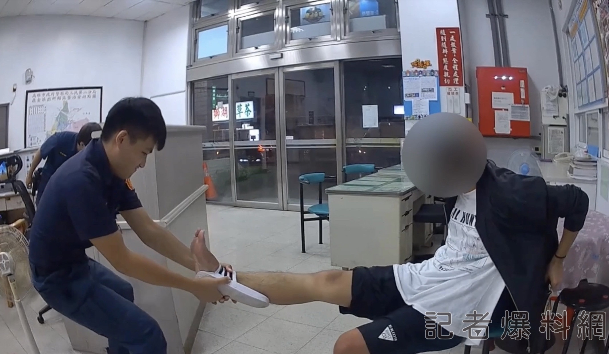尷尬! 大雨滑倒拖鞋卡在小腿 男同學衝到派出所求救
