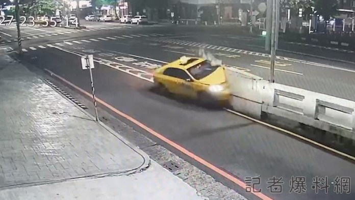 小黃深夜自撞路橋橋墩 一度受困獲救 63 123 | 社會 社會 記者爆料網