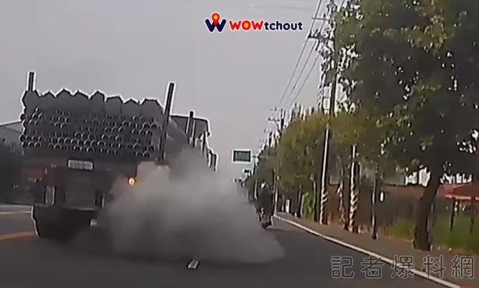 生死一瞬間!台南麻豆拖板車半路爆胎 路過騎士嚇壞險撞樹 60 拖板車爆胎,台南