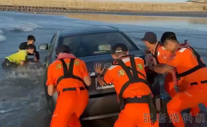 苗栗外埔沙灘體驗沙灘車 下一秒漲潮愛車變「潛水艇」 61 2 11 | 社會 社會 記者爆料網