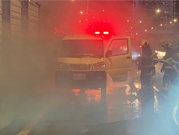 快訊/北市新生高架橋廂型車火警 華山文創園區慘遭波及濃煙密布 61 S 21331984 0 1 | 社會 社會 記者爆料網