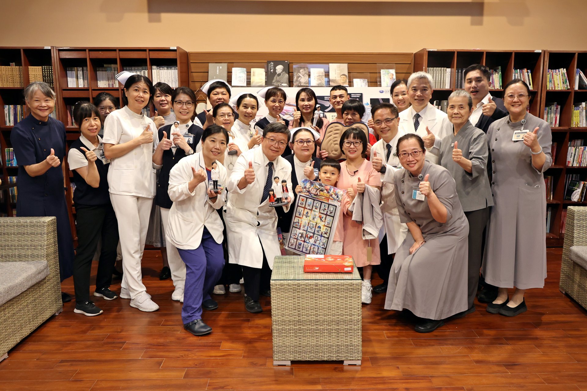 患有極罕見「極重度先天性膝反曲」,並在花蓮慈濟醫院治療成功的陳團治回診,曾照顧她的醫療團隊聚在一齊歡迎她「回娘家」。