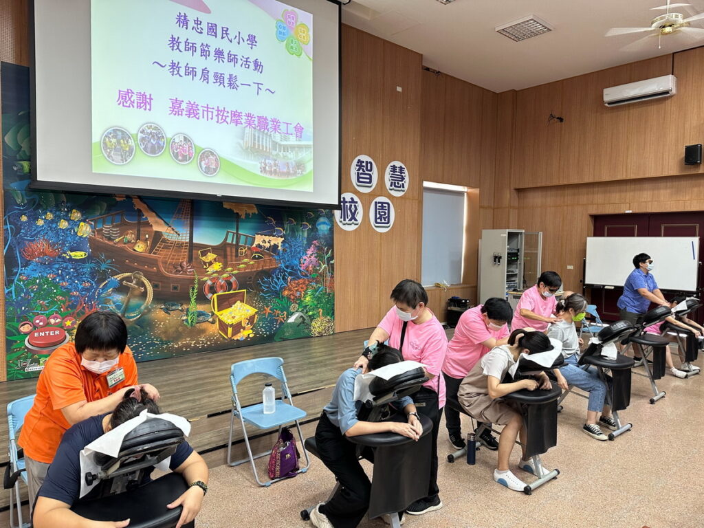 視障按摩師緩壓老師辛勞