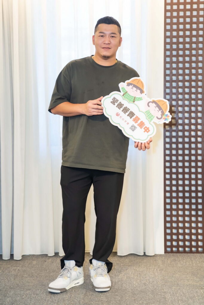 長期是公益團體「紅心字會」弱勢家庭兒童資助人的草爺