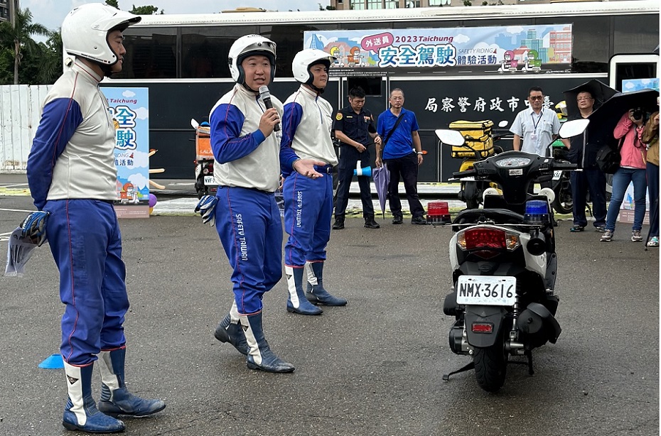 ▲圖說:安駕團隊示範安全帽正確穿戴、安全騎車姿勢及示範機車煞停距離 (圖/台中市政府提供)