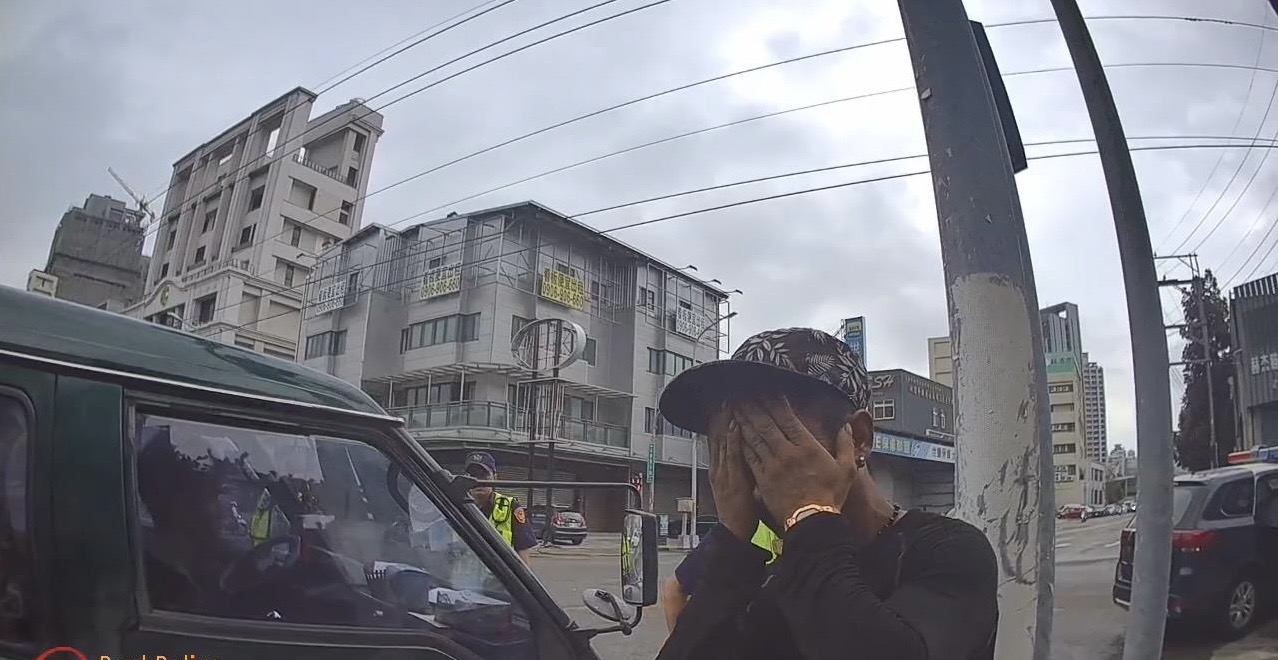▲圖說:員警攔查載滿逃逸移工廂型車,駕駛掩面頻頻求饒 (圖/台中市政府提供)