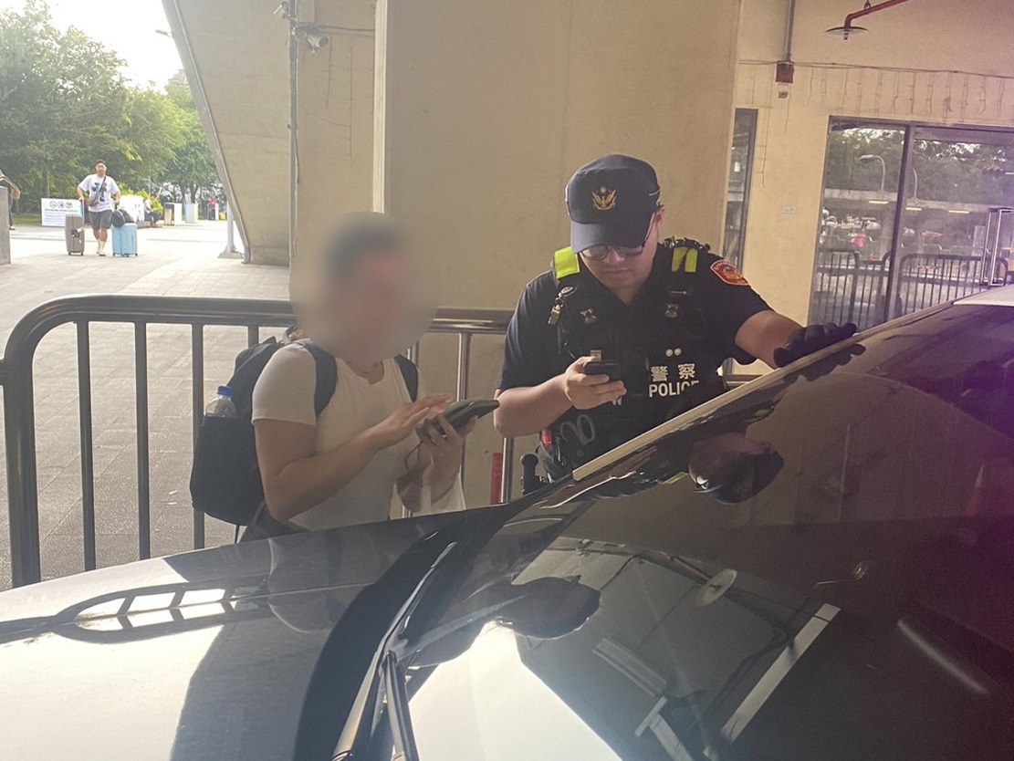 ▲圖說：國外獨旅最實用的咒語「我迷路了!」，警秒助外國妹趕飛機 （圖／台中市政府提供）