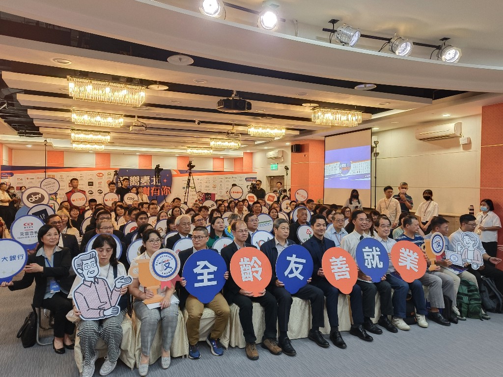 中高齡暨高齡者友善企業認証大會,現場熱烈,充滿熱情的掌聲。(攝影/蔡昀臻)