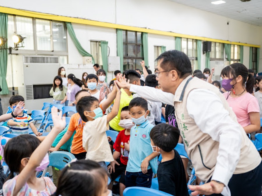 黃偉哲走入校園宣導登革熱防治 培養學生成為防治小尖兵 234 CNEWS195230928a01