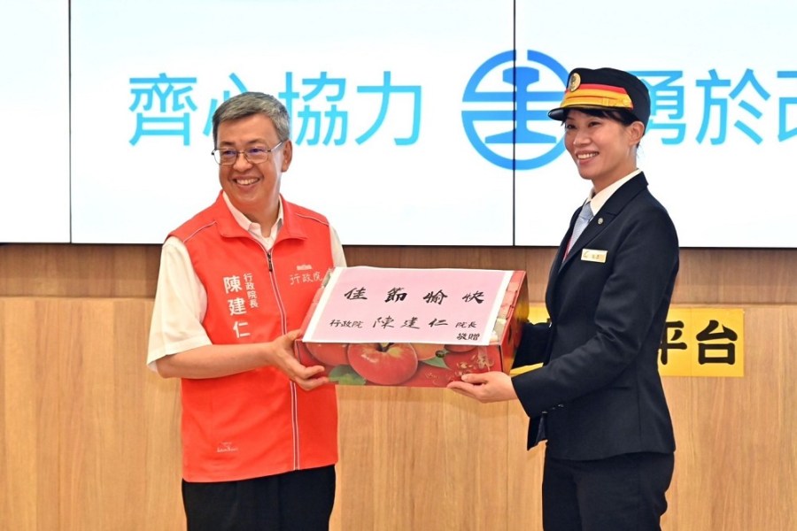 中秋連假雙鐵疏運達458萬人次 陳建仁：感謝工作人員犧牲假期 199