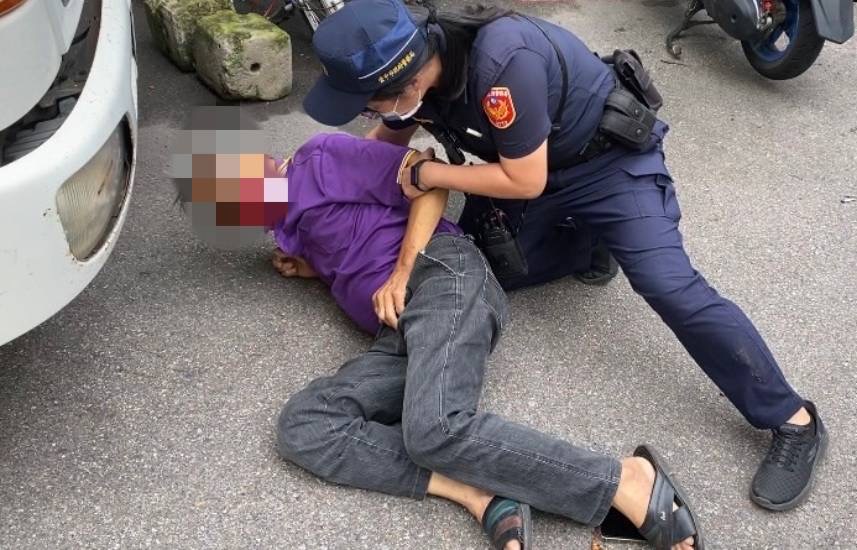早上外出熱浪襲擊，吳姓老翁突然感到身體不適，無法站立，在路旁倒下，熱心的民眾及時通報警消。(圖/記者江雁武翻攝）