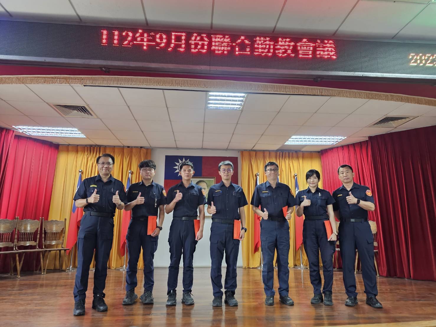 分局長尤啓南親自主持這個活動，並代表烏日警友辦事處頒發8月份的「破獲重大刑案及取締酒駕」獎金，以及表彰卓越的業務執行單位。（圖/記者江雁武翻攝）