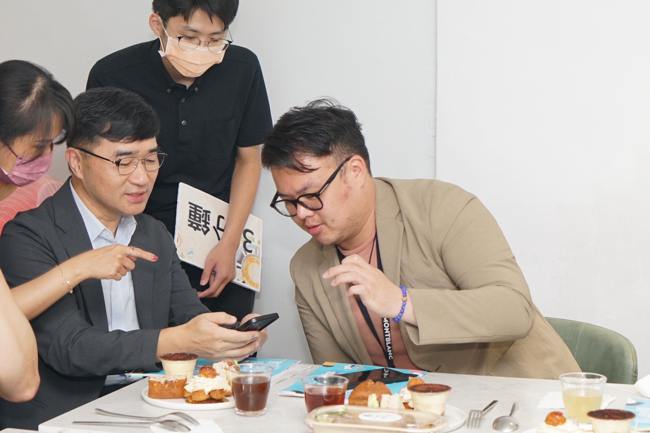 陳俊安局長與高振源處長應用線上點餐系統自助點餐。(圖/臺北市政府產業發展局提供)