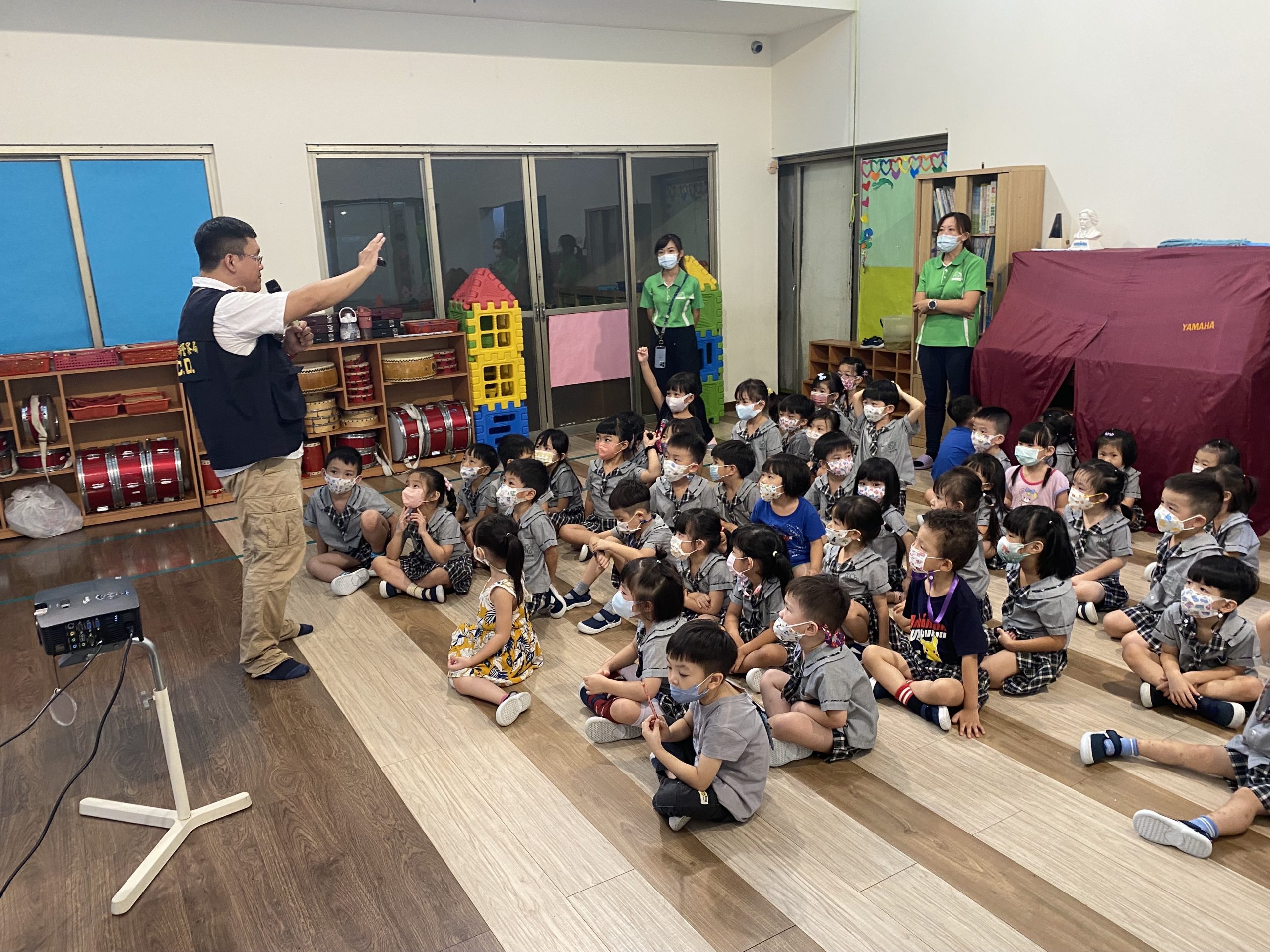 聖柏德幼兒園特別邀請了第一分局偵查隊在中秋節前夕來校舉辦小小警察犯罪預防及交通安全觀念宣導活動。（圖/記者林㤈輝翻攝）