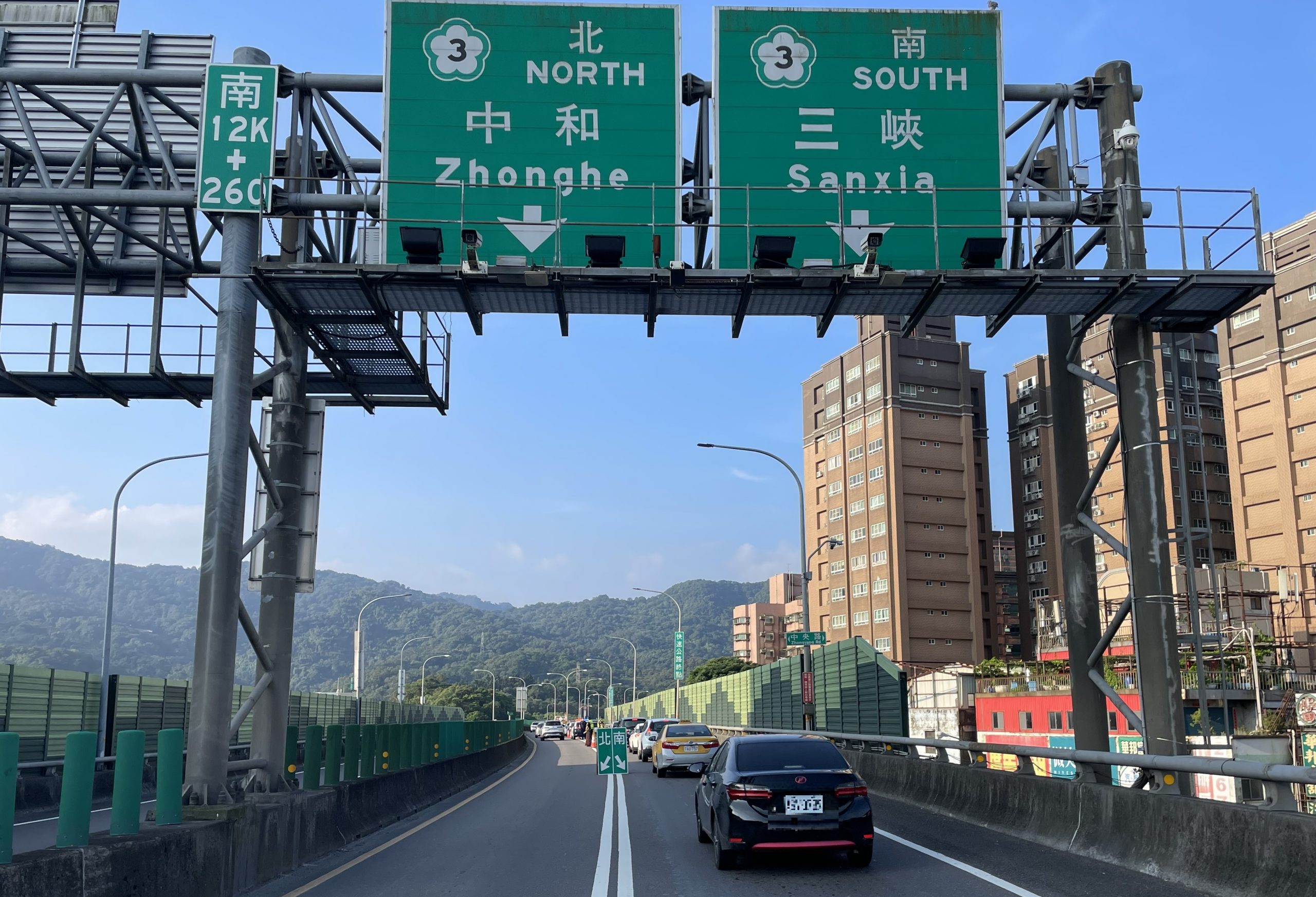 土城分局規劃重要聯外替代道路，期能分散車潮，保持行車順暢。（記者 張艷君翻攝）
